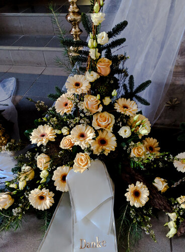 Trauergesteck Wei? Blumen Beerdigung.jpg