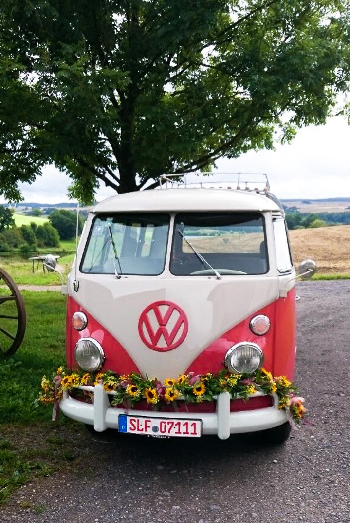 Hochzeit VW-Bus Auto Blumen.jpg